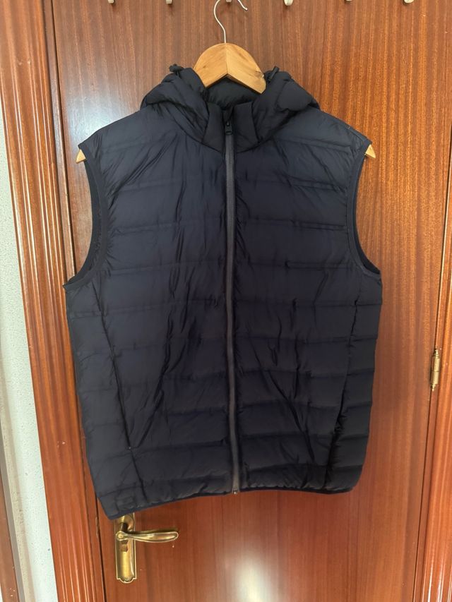 Chaleco acolchado con capucha de color azul marino