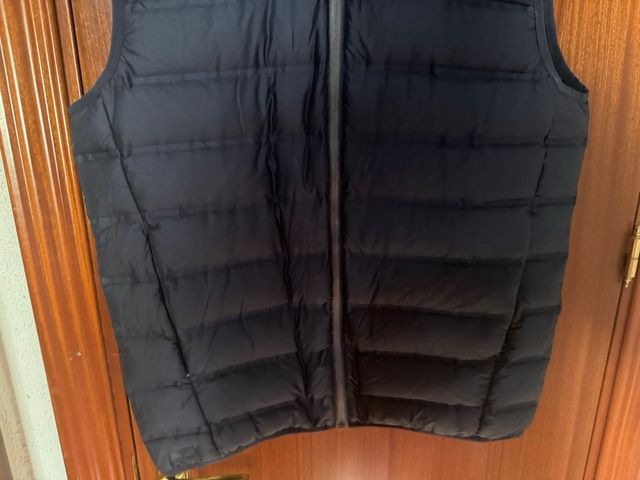 Chaleco acolchado con capucha de color azul marino