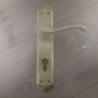 Manillas de puerta nuevas+ la de entrada. 7 juegos