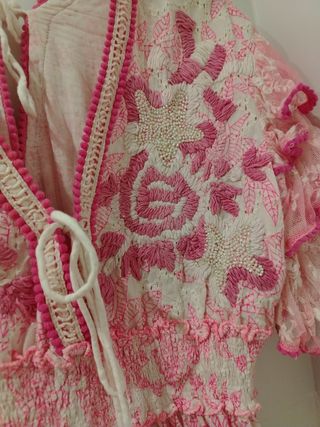 Vestido hecho a mano bordado rosa y blanco