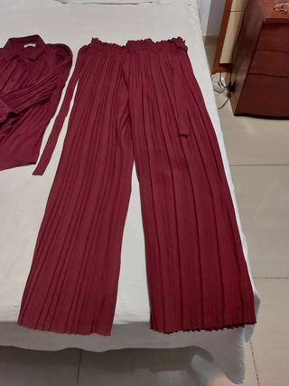 Conjunto elegante granate: camisa y pantalón
