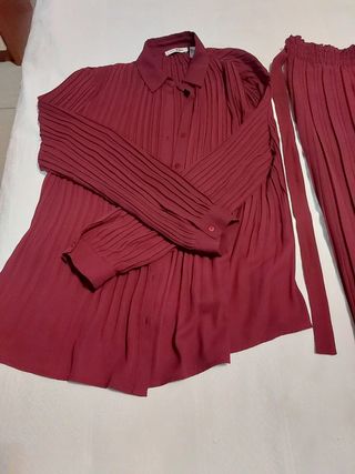 Conjunto elegante granate: camisa y pantalón