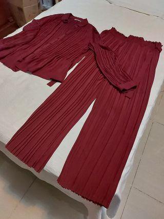Conjunto elegante granate: camisa y pantalón