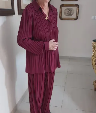 Conjunto elegante granate: camisa y pantalón