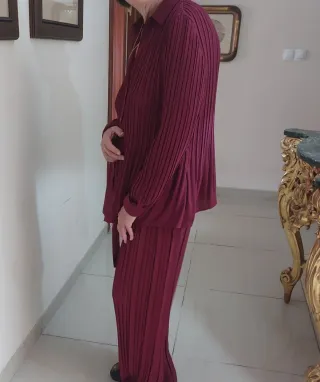 Conjunto elegante granate: camisa y pantalón