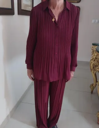 Conjunto elegante granate: camisa y pantalón