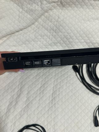 PS4 Slim Negra + 2 Mandos + Far Cry 6