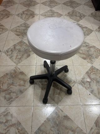 Taburete con ruedas blanco y negro