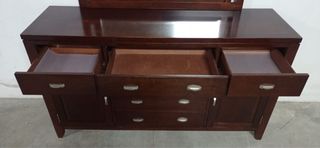 Tocador de madera maciza marrón. Pesa muchísimo.