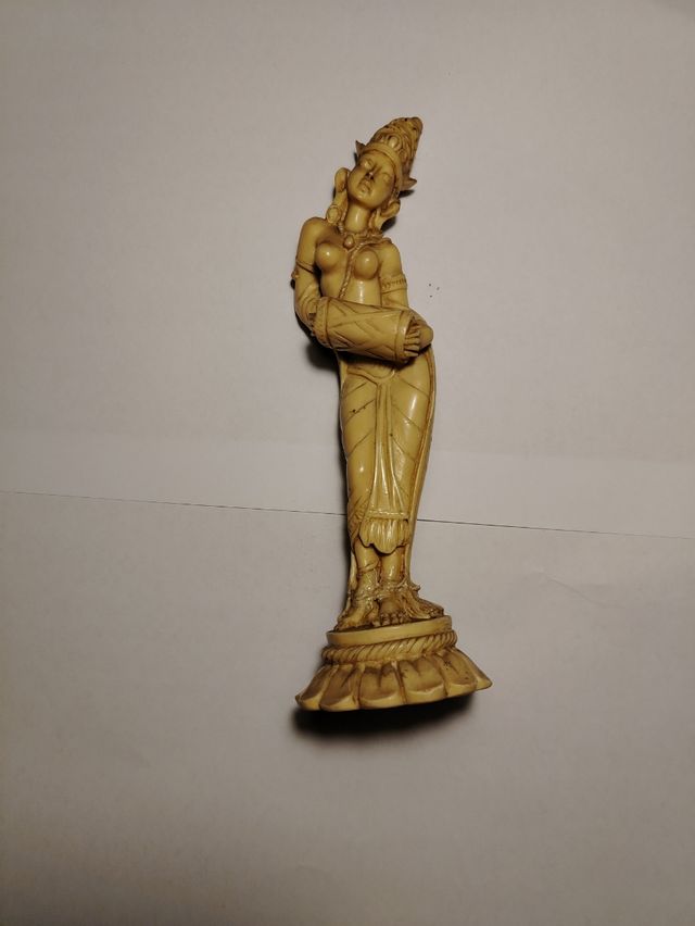 Statua femminile in resina