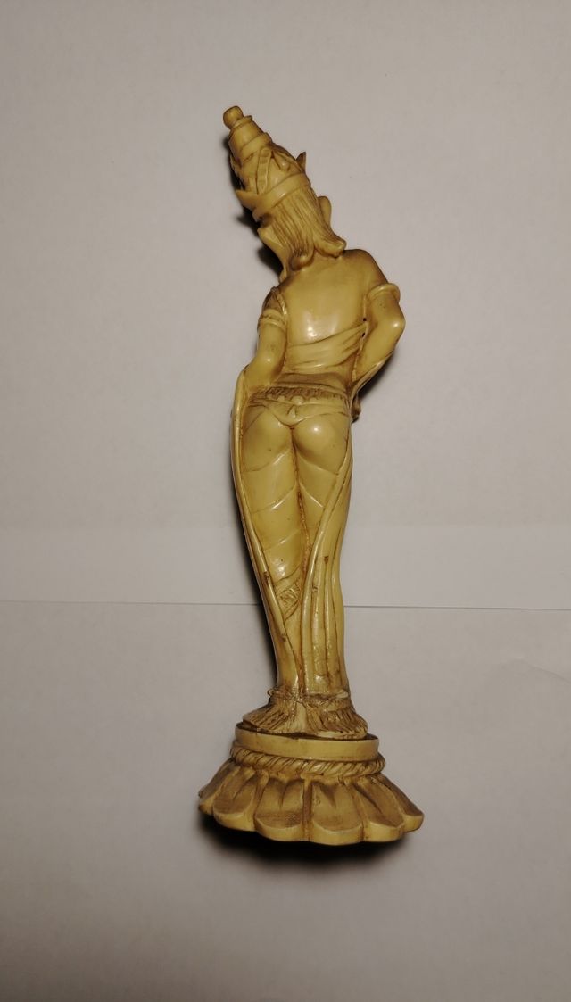 Statua femminile in resina