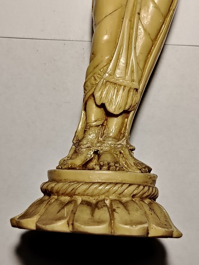 Statua femminile in resina