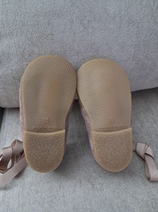 Zapatos infantiles con cordones de cinta