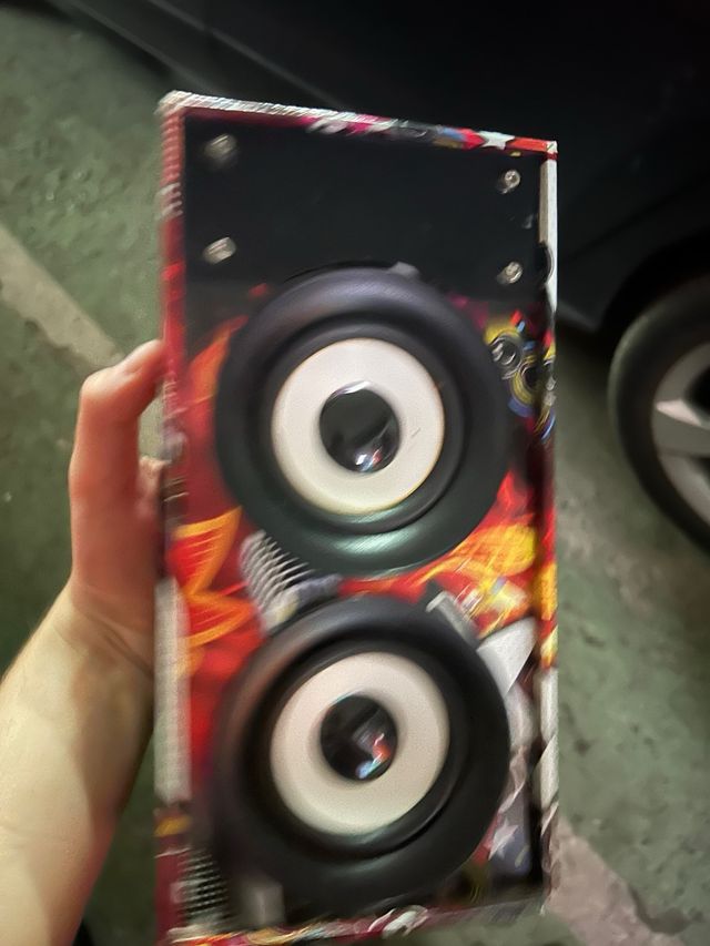 Altavoz con diseño llamativo