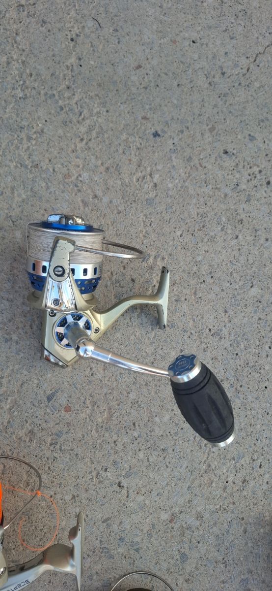 Carretes de pesca variados