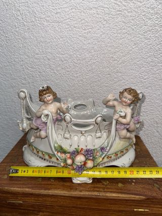 Figura de porcelana francesa con niños