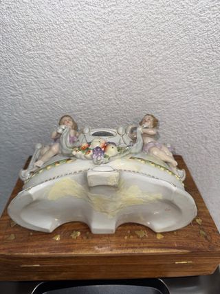 Figura de porcelana francesa con niños