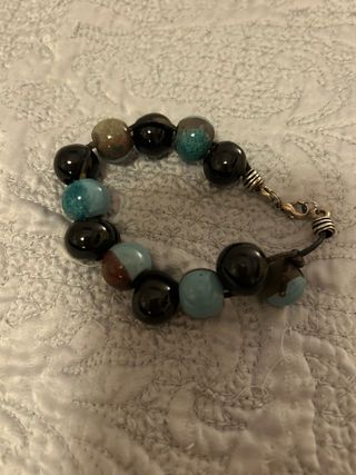 Pulsera de cuentas de cerámica y cuero