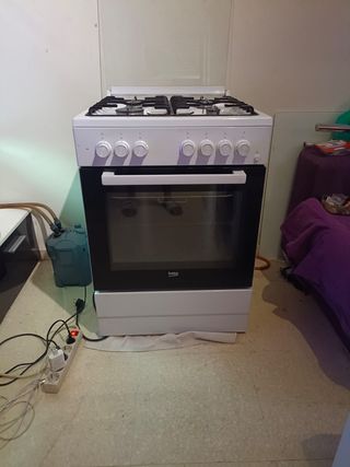 Cocina de gas con horno marca beko