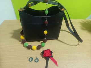 Bolso, collar y broche a juego