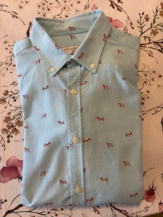 Camisa Easy Wear azul con estampado de perros