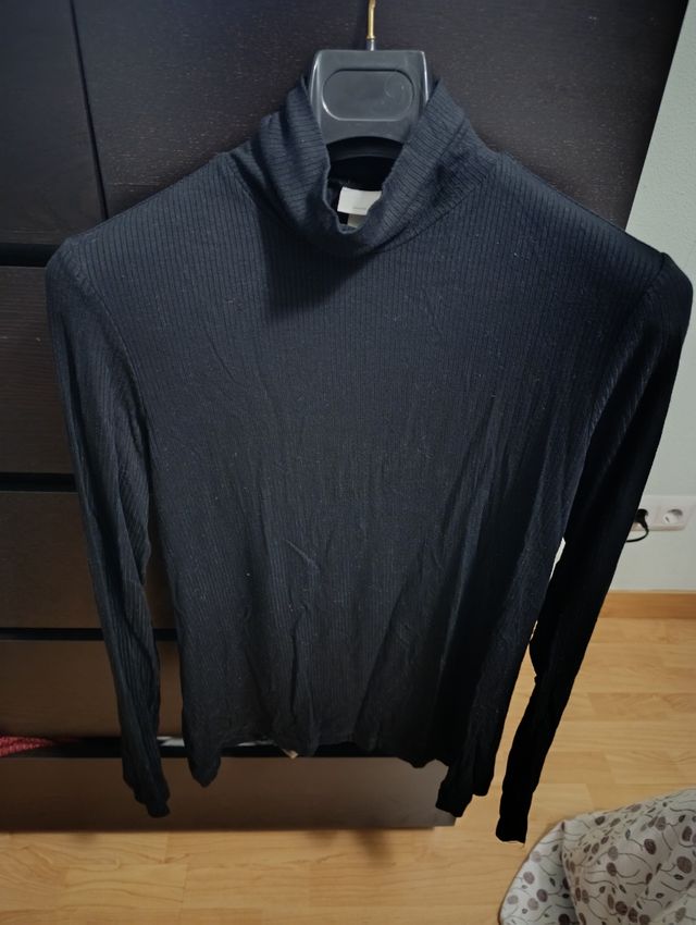 Camiseta negra de cuello alto