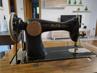 Máquina de coser Alfa antigua