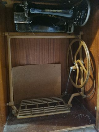 Máquina de coser Alfa antigua