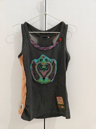 Camiseta tirantes mujer gris y multicolor