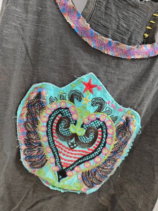 Camiseta tirantes mujer gris y multicolor