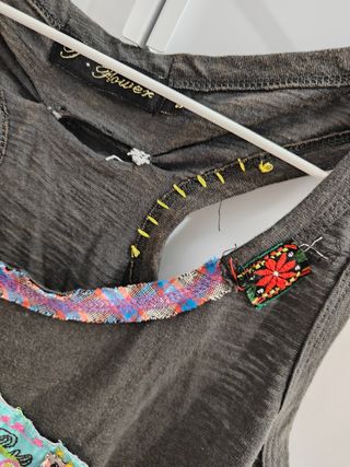 Camiseta tirantes mujer gris y multicolor