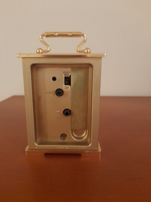 Reloj despertador Rhythm dorado