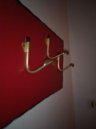 Perchero antiguo de piel y metal