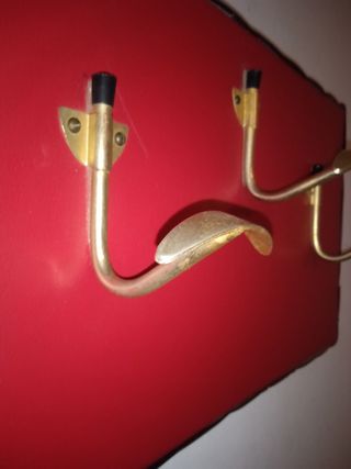 Perchero antiguo de piel y metal