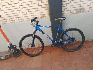Bicicleta de montaña azul