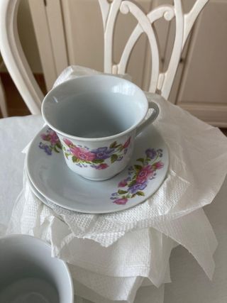 Seis tazas de café de porcelana con florecillas.