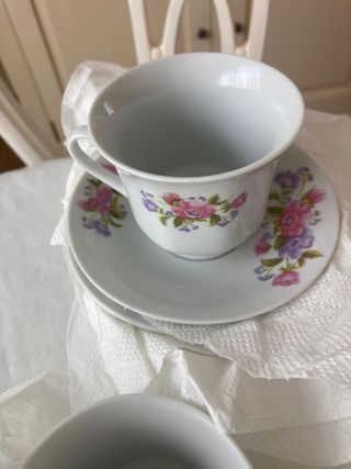Seis tazas de café de porcelana con florecillas.