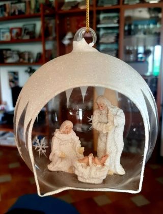 Palla di Natale con presepe