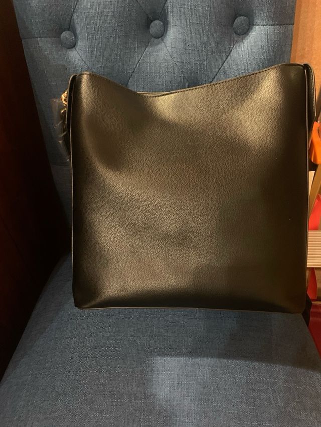 Borsa a secchiello nera con logo dorato - Nuova 