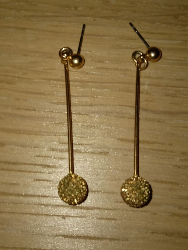 Pendientes dorados largos con detalle