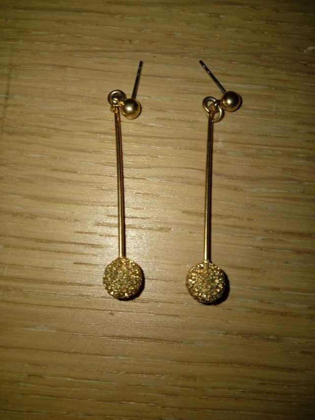 Pendientes dorados largos con detalle