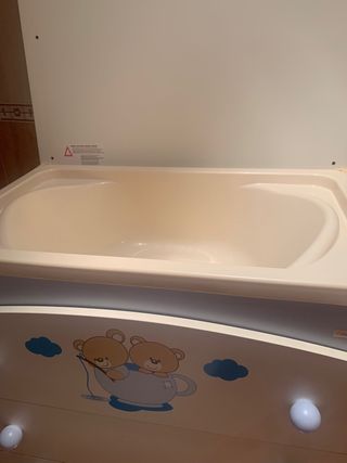 Mueble cambiador Micuna con bañera