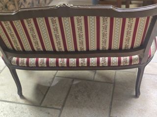 Diván estilo Luis XV dorado y rojo