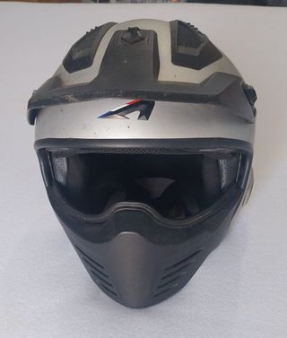Casco de moto plateado y negro