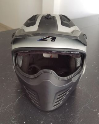 Casco de moto plateado y negro