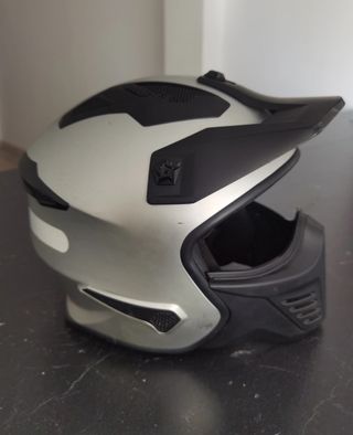Casco de moto plateado y negro