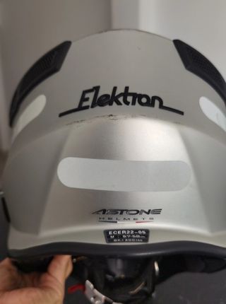 Casco de moto plateado y negro
