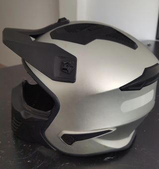 Casco de moto plateado y negro