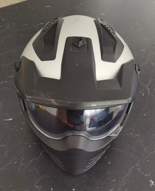 Casco de moto plateado y negro