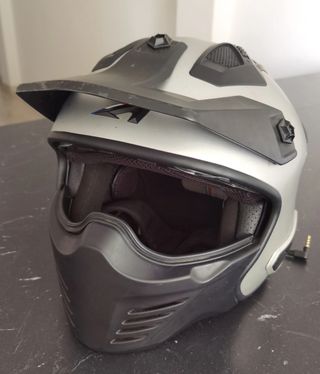 Casco de moto plateado y negro